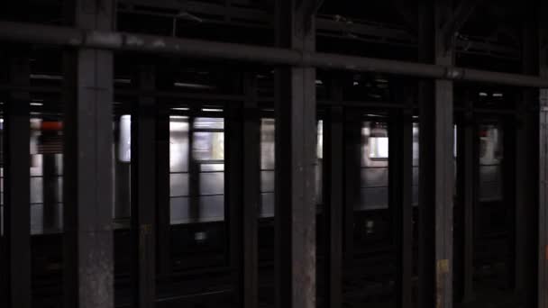 Helyi Vonat Érkezik New York Metróállomásra Tömegközlekedés Manhattanben — Stock videók