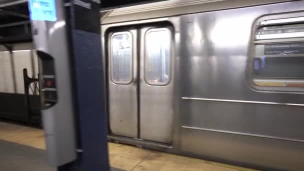 Манхэттен Сша Ноябрь 2021 Один Поезд Приближается Станции Метро Открывает — стоковое видео