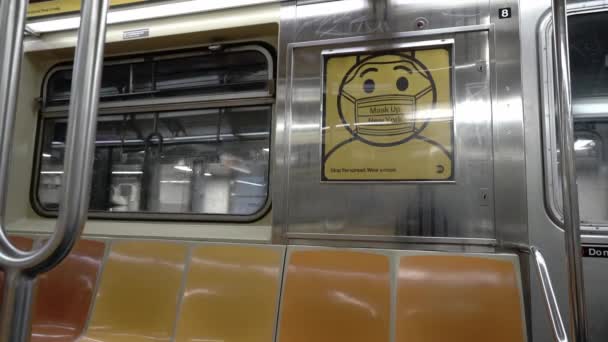 マンハッタン アメリカ 2021年11月 ニューヨークの地下鉄でニューヨークのポスターをマスクする パンデミック時の地下鉄公共交通機関の安全性 — ストック動画