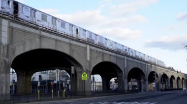 New York 'ta 7 tren raylarında, metronun altındaki boş caddede. NYC 'de toplu taşıma