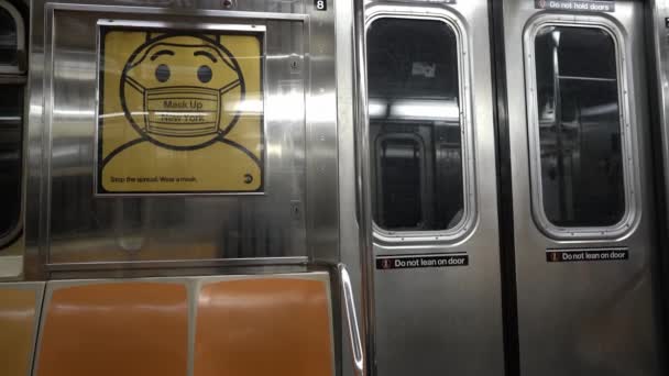 美国曼哈顿 27号2021年11月 在纽约地铁列车上盖上新的纽约海报 大流行期间地铁公共交通的安全 — 图库视频影像