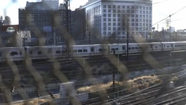 Trein Passeert New York City Trein Rijden Zonsondergang — Stockvideo