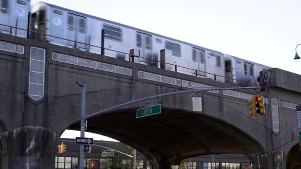 Семь Поездов Надземных Железнодорожных Путях Нью Йорке Пустая Улица Метро — стоковое видео
