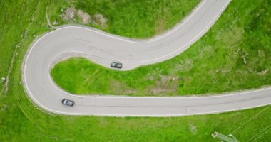 Güzel Dağ manzarasının hava manzarası. İtalya 'da yukarıdan görülen saç tokası yolu. Alplerdeki Heyecanlı Yollar. İtalya 'da Jaufenpass yukarıdan görüldü