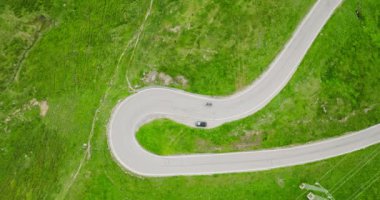 Güzel Dağ manzarasının hava manzarası. İtalya 'da yukarıdan görülen saç tokası yolu. Alplerdeki Heyecanlı Yollar. İtalya 'da Jaufenpass yukarıdan görüldü