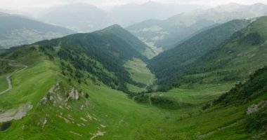 Alplerdeki yeşil vadinin havadan görünüşü. Güney Tyrol 'da Güzel Dağ Havacılık Manzarası