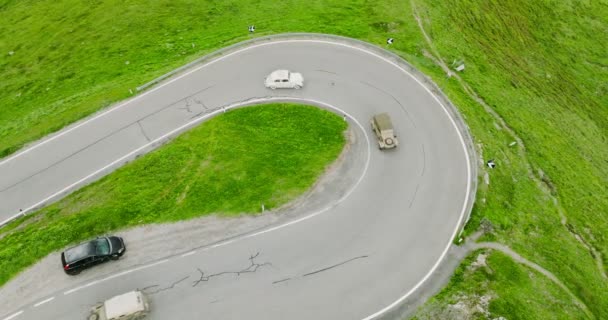Вид Воздуха Исторические Автомобили Движущиеся Горной Дороге Альпах Угол Хайрпин — стоковое видео
