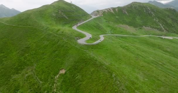从空中俯瞰美丽的山景 在意大利从上方看到的发夹路 在阿尔卑斯山中煽动性的道路 空中景观 — 图库视频影像