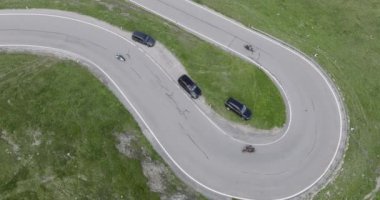 Yukarıdan Hairpin Yolu 'nun ve motosikletlerin havadan görünüşü. Dağ Geçidi Yolu Hava Görüntüsü