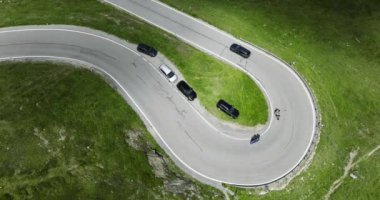 Passo Giovo 'daki Alplerdeki Serpentine Hairpin Yolu' nun havadan görünüşü. Caddenin yukarıdan aşağı manzarası.