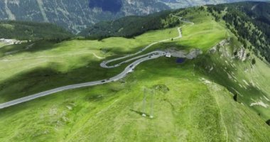 Passo Giovo 'daki Alplerdeki güzel dolambaçlı yol manzarası. Tarlalarda bulutların gölgesi. South Tyrol 'da heyecanlı yol