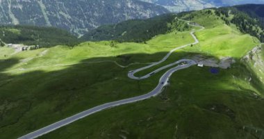 İtalya 'da Passo Giovo' daki Alpler 'in havadan manzarası. Drone görünümlü Serpentine Yolu