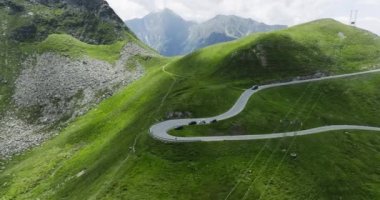 Yukarıdan Hairpin Yolu 'nun ve motosikletlerin havadan görünüşü. Dağ Geçidi Yolu. Alplerdeki Hava Dağı Manzarası