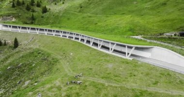 Güzel Alp manzarası. İtalya 'da Giovo Geçidi' ndeki Avalanche Galerisi ile Geçiş Yolu. Hava manzarası ve Dağ Yolu manzarası