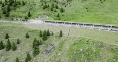 İtalya 'da Giovo Geçidi' ndeki Avalanche Koruma Tüneli 'nin Havalimanı. Alp Geçidi Yolu