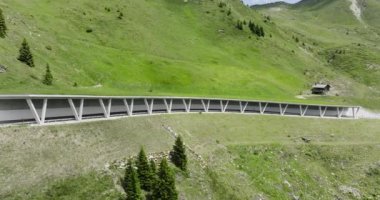 İtalya 'da Giovo Geçidi' ndeki Avalanche Koruma Tüneli 'nin havadan görünüşü