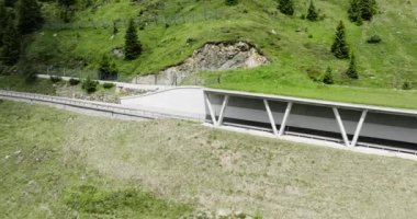 İtalya 'da Giovo Geçidi' ndeki Avalanche Koruma Tüneli 'nin havadan görünüşü