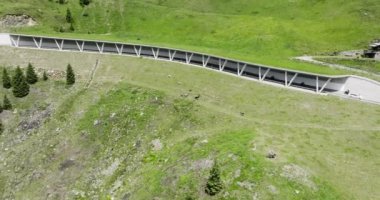 İtalya 'da Giovo Geçidi' ndeki Avalanche Koruma Tüneli 'nin havadan görüntüsü. Alplerdeki Heyecanlı Yollar