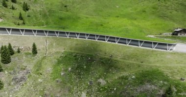 Yaz boyunca İtalya 'da Passo Giovo' daki Avalanche Galerisi 'nin hava manzarası. Heyecanlı Dağ Geçidi Yolu Sürüşü