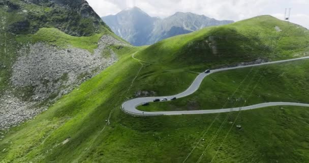 Luftaufnahme Der Hairpin Road Und Motorräder Von Oben Mountain Pass — Stockvideo