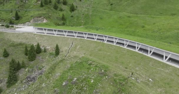 Aerial Avalanche Protection Tunnel Στο Summer Pass Giovo Στην Ιταλία — Αρχείο Βίντεο
