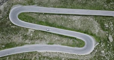 Avusturya 'da Passo Rombo' da Serpentine Yolu. Yukarıdan görülen saç tokası yolu. Sokak ve köşelerin hava manzarası