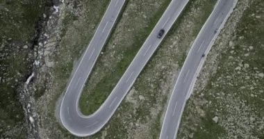 Avusturya 'da Passo Rombo' da Serpentine Yolu. Yukarıdan görülen saç tokası yolu. Sokağın ve köşelerin havadan görüntüsü. Avusturya 'da araba kullanmak. Yüksek açıyla görülen zamanlayıcı
