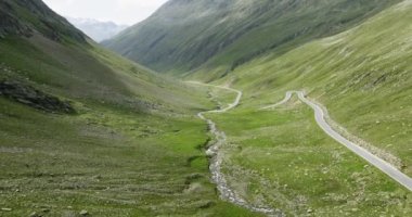Dağlarla çevrili Vadi 'nin havadan görünüşü. Avusturya 'da Timmelsjoch' ta Dağ Geçidi Yolu yukarıdan görülüyor.