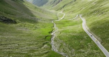 Dağlarla çevrili Vadi 'nin havadan görünüşü. Avusturya 'da Timmelsjoch' ta Dağ Geçidi Yolu yukarıdan görülüyor.