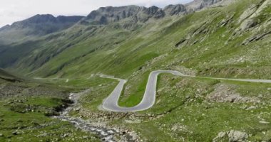 Alpine Dağı 'ndaki yılan yolu. Avusturya 'da Timmelsjoch. Havadan Dağ manzarası. Destansı Yol Sürüşü