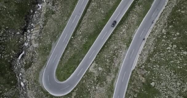 位于奥地利帕索隆博的蛇纹路 从上面看到的发夹路 街道和街角的空中景观 在奥地利开车 从很高的角度看Timmelsjoch — 图库视频影像