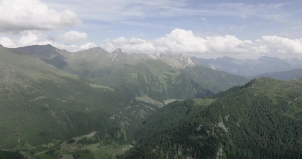 Όμορφο Ορεινό Τοπίο Αεροφωτογραφία Του Mountain Pass Road Στις Άλπεις — Αρχείο Βίντεο