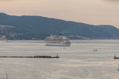 La Spezia, İtalya - 8 Haziran. 2021: La Spezia körfezinde, Cinque Terre 'de bir yolcu gemisi. Coste Crociere Gemisi. İtalya 'dan Akdeniz' e giden bir gemi.