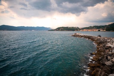 İtalya 'da Akdeniz üzerindeki bulutlar. Lerici 'den 5 Terre Manzarası