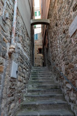 Corniglia, İtalya - 10 Haziran. 2021: Cinque Terre, Corniglia 'daki Sokak ve Merdivenler. Akdeniz Kasabası. Tarihi Şehir