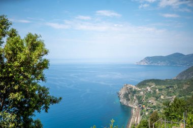5 Terre 'de yaz boyunca Corniglia' nın Yüksek Açılı Manzarası. İtalya 'da tatil. İtalya 'da popüler turizm beldesi