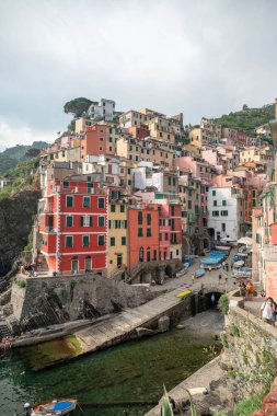 Riomaggiore, İtalya - 11 Haziran. 2021: İtalya 'da Popüler Turizm Merkezi. Riomaggiore 'nin ünlü kasabası 5 Terre' de. Riomaggiore Limanı Yüksek Açı Görünümü