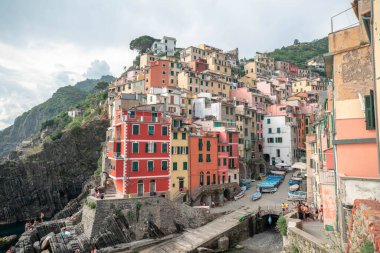 Riomaggiore, İtalya - 11 Haziran. 2021: İtalya 'da Popüler Turizm Merkezi. Riomaggiore 5 Terre 'de ünlü bir kasaba.