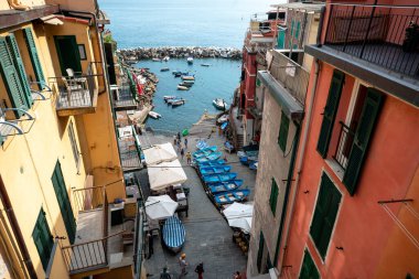 Riomaggiore, İtalya - 11 Haziran. 2021: İtalya 'da Popüler Turizm Merkezi. Riomaggiore 'nin ünlü kasabası 5 Terre' de. Riomaggiore Limanı Yüksek Açı Görünümü