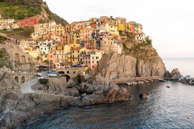 5 Terre 'de Manarola, gün batımında İtalya' da küçük güzel bir kasaba. İtalya 'da popüler ve ünlü bir turizm beldesi