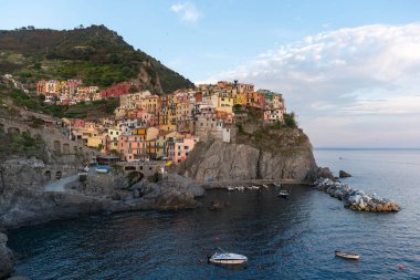 5 Terre 'de Manarola, gün batımında İtalya' da küçük güzel bir kasaba. İtalya 'da popüler ve ünlü bir turizm beldesi