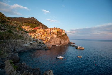 5 Terre 'de Manarola, gün batımında İtalya' da küçük güzel bir kasaba. İtalya 'da popüler ve ünlü bir turizm beldesi