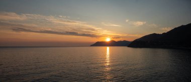 Akdeniz 'de 5 Terre' de gün batımı. Güzel Gündoğumu