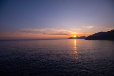 Akdeniz 'de 5 Terre' de gün batımı. Denizin Üzerinde Güzel Gün Doğumu.