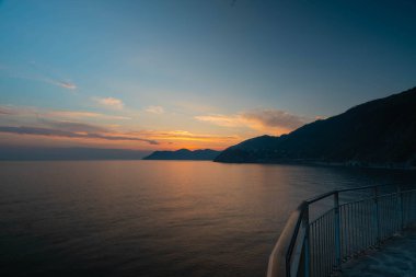 Akdeniz 'de 5 Terre' de gün batımı. Güzel Gündoğumu