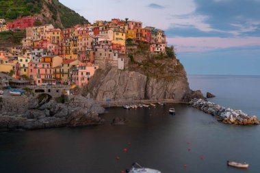 5 Terre 'de Manarola, gün batımında İtalya' da küçük güzel bir kasaba. İtalya 'da popüler ve ünlü bir turizm beldesi