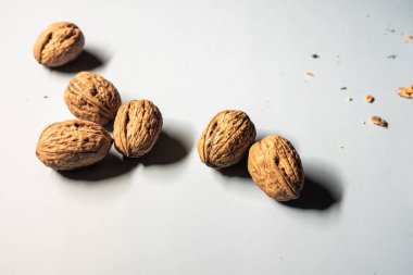 Diyet için beyaz bir masada çeşitli biyolojik cevizler.