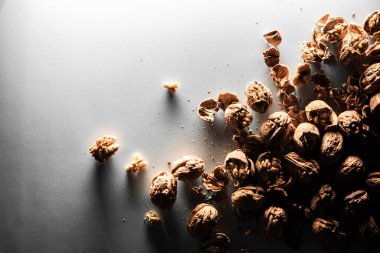 Çeşitli biyo-cevizler ve kabukları diyet için beyaz bir masada..