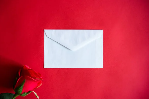 赤の背景に白い封筒 あなたのパートナーのためのバレンタインデーに愛の手紙を書くか 征服し 愛情の象徴と 愛の概念 — ストック写真