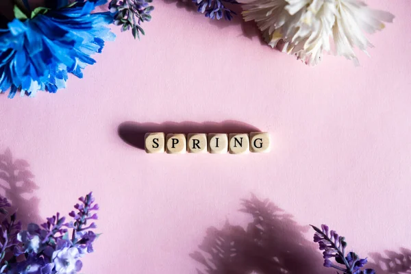 Новый Сезон Года Весна Весна Слово Розовом Фиолетовом Фоне Цветами — стоковое фото